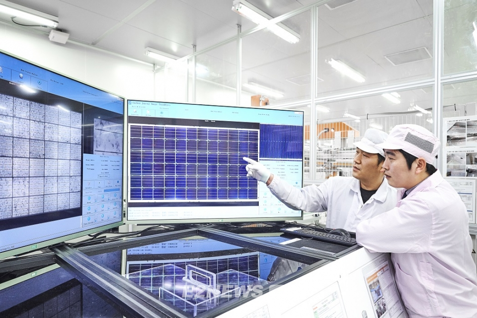 ▲신성이엔지 직원이 태양광모듈을 검수하고 있다.