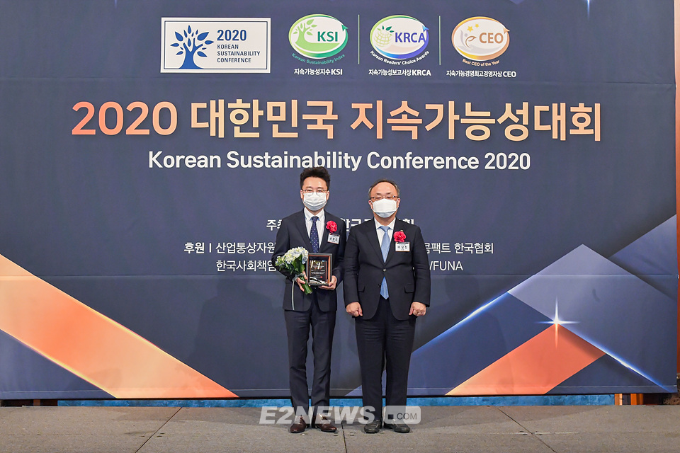 ▲손창호 포스코에너지 기업시민사무국장(왼쪽)이 이상진 한국표준협회 회장으로부터 우수상을 수상하고 있다.