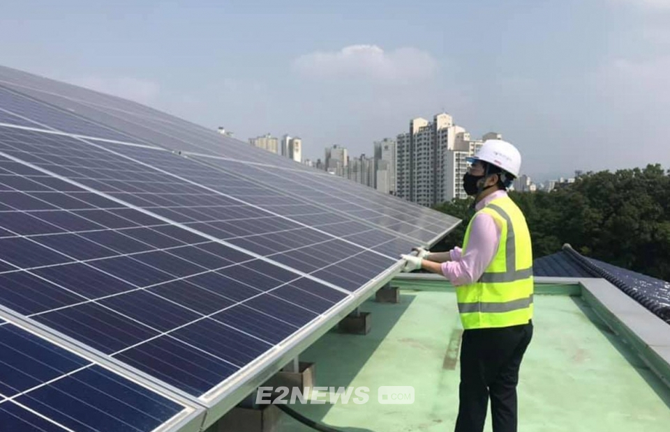 ▲서울에너지공사 직원이 암사재활원 옥상에 설치된 태양광발전시설을 점검하고 있다.