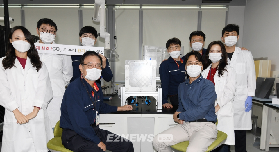 ▲김건태 UNIST 교수팀과 SK이노베이션 울산CLX 엔지니어들이 실증화 사업 협의 후 기념사진을 촬영하고 있다.