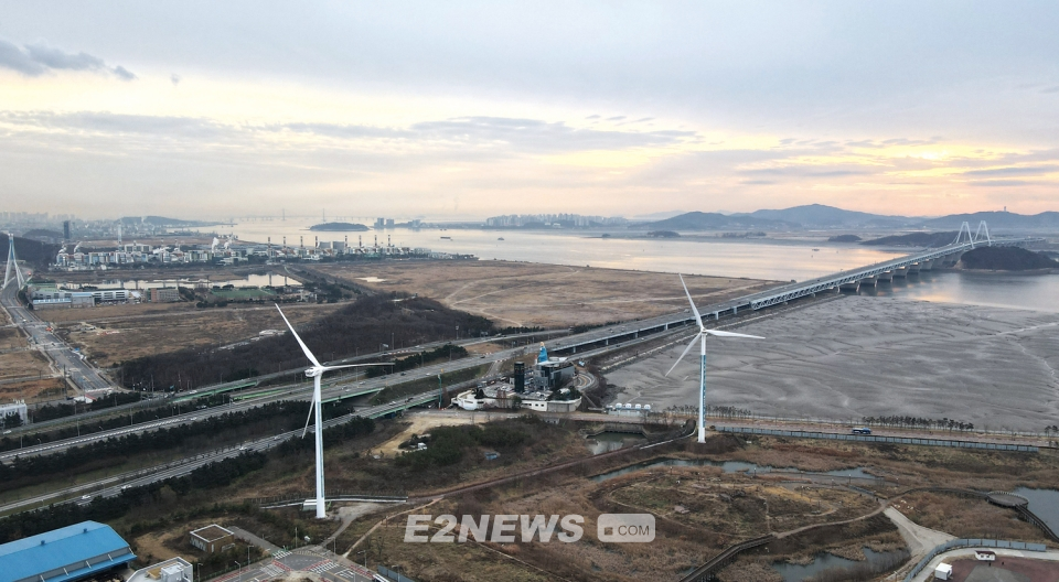 ▲인천 LNG발전단지(좌측 상단)와 수자원공사가 운영하는 아라뱃길터미널 풍력발전기