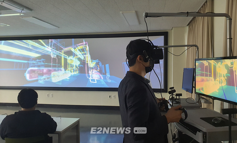 ▲산안센터 연구원이 VR을 활용한 암모니아 냉동공정 학습과정을 시연하고 있다.