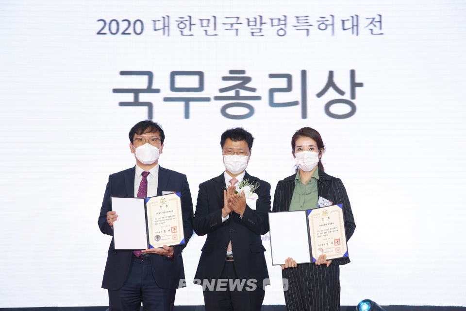 ▲차완영 마린이노베이션 대표(왼쪽)가 ‘2020 대한민국발명특허대전’에서 국무총리상을 수상했다.