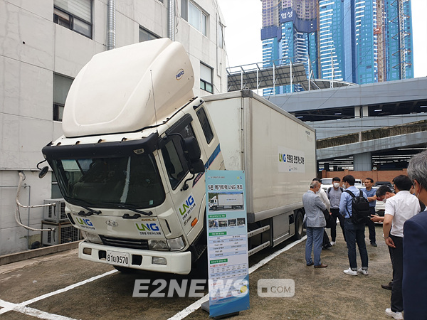 ▲산·학·연 관계자들이 LNG엔진으로 개조된 5톤 메가트럭을 살펴보며 의견을 나누고 있다.