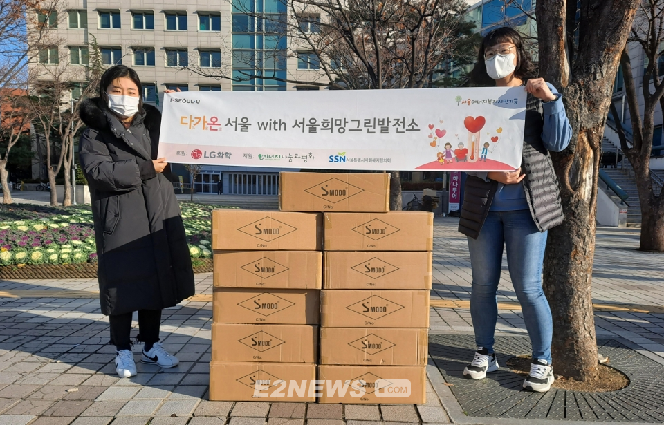 ▲에너지나눔과평화 활동가들이 제3회 서울희망그린 에너지복지사업 일환으로 서울시 기초지자체에 에너지용품을 전달하고 있다.