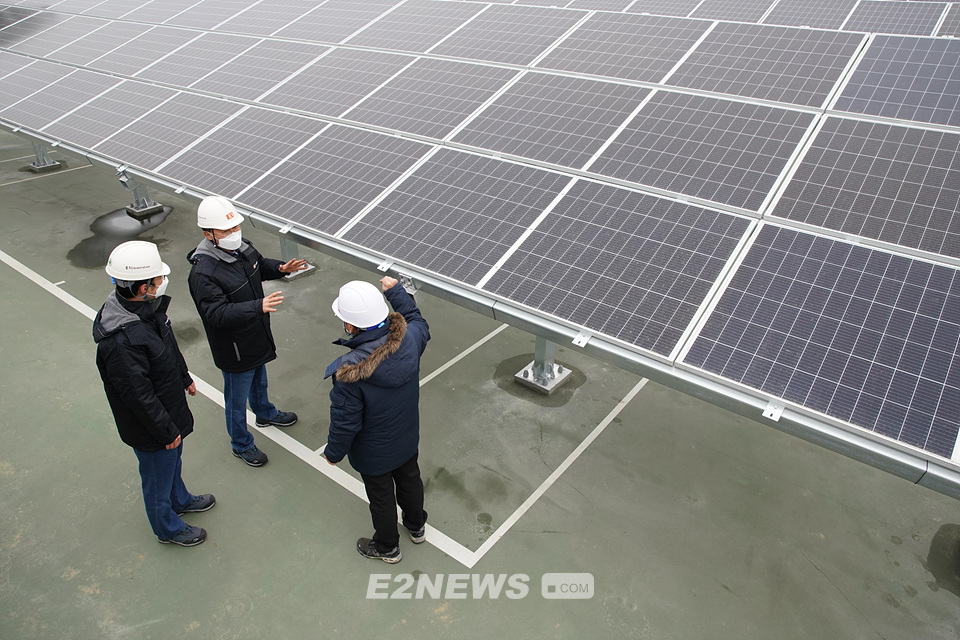 ▲E1 관계자들이 인천 LPG 저장기지 내 설치된 태양광 패널을 살펴보고 있다.