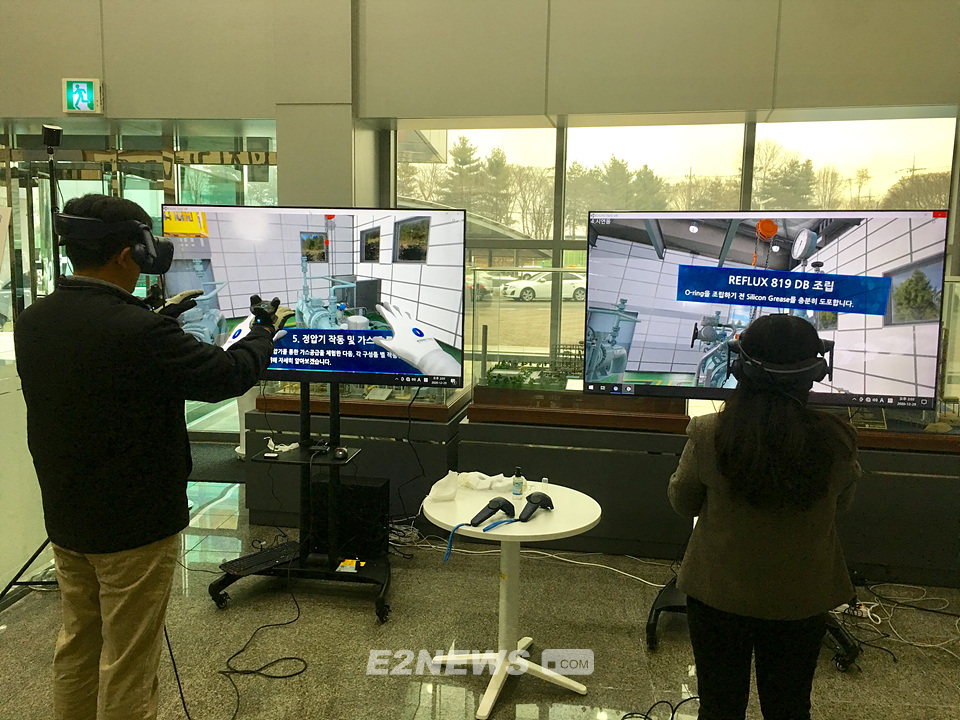 ▲가스기술공사 직원이 VR 기반 정비교육용 시뮬레이터를 시연해보고 있다.