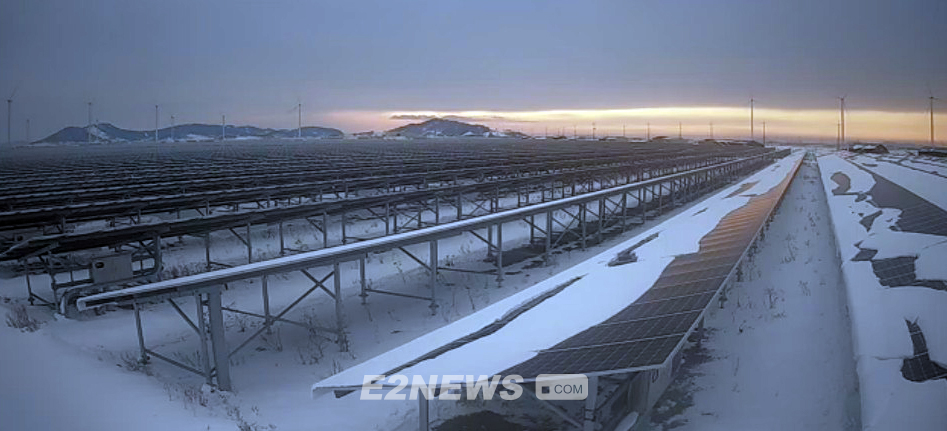 ▲11일 오후 해질녘 전남 한 태양광발전소. 모듈 위에 쌓인 눈이 녹지않고 대부분 남아 있다.