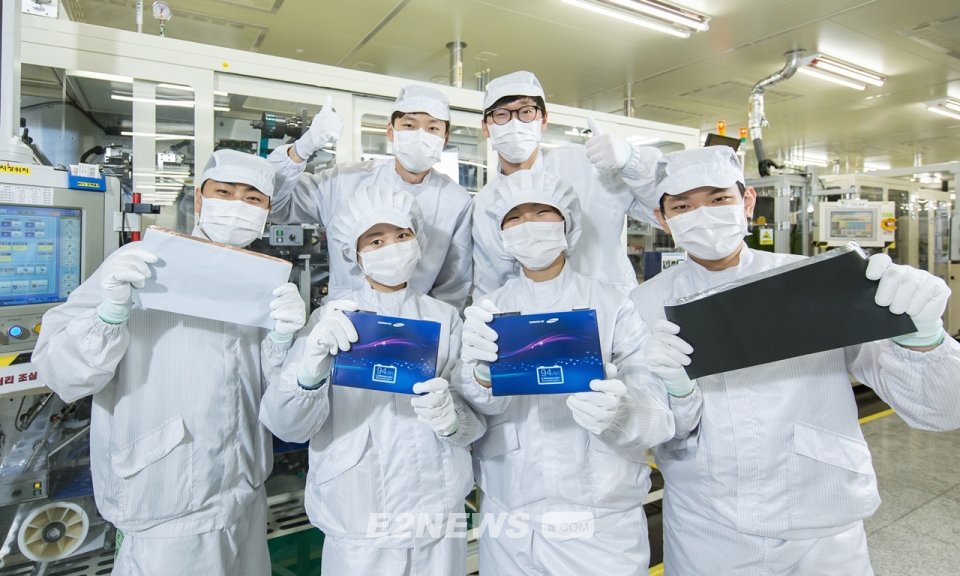 ▲국산 리튬이온배터리 제조사 중 한 곳인 삼성SDI 직원들이 자사 배터리를 들고 포즈를 취하고 있다.