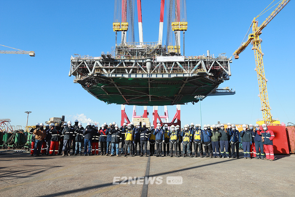 ▲현대중공업 직원들이 9100톤 규모의 초대형 해양 원유·천연가스 생산설비 인양을 축하하고 있다.