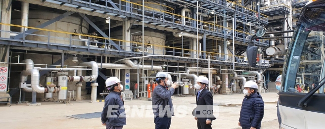 ▲SK인천석유화학을 방문한 안세창 수도권대기환경청장이 원유정제공정 관리실태를 점검하고 있다.