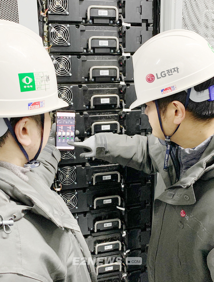 ▲LG전자 직원이 신안 안좌도 태양광연계형 ESS설비에서 자사 배터리랙을 점검하고 있다.