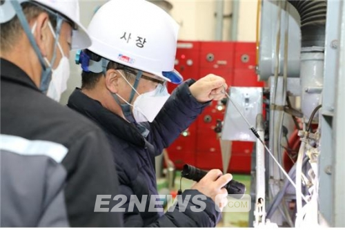▲김중식 서울에너지공사 사장이 목동열병합발전소 내부설비에 대한 안전점검을 하고 있다.