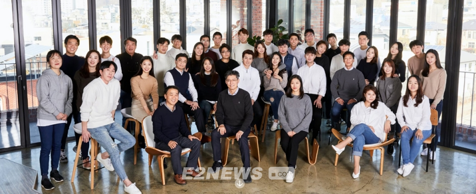 ▲그리드위즈 임직원들 (맨 앞줄 왼쪽에서 두번째가 김구환 대표) ⓒ그리드위즈