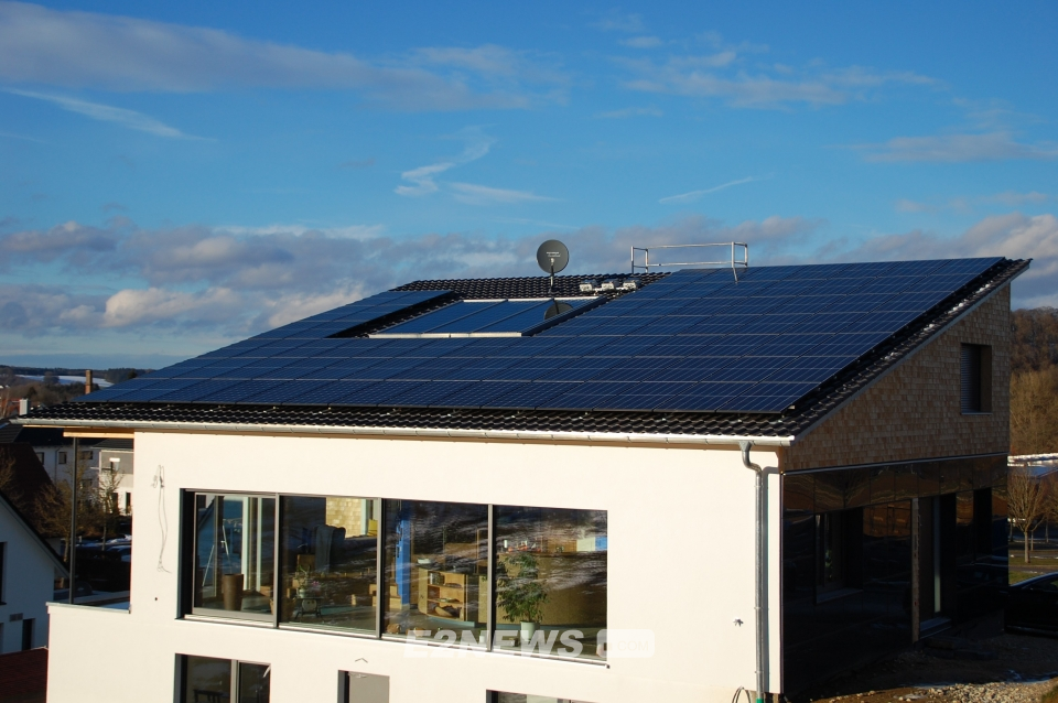 ▲독일 아우크스부르크 시 주택지붕에 설치된 한화큐셀 태양광모듈