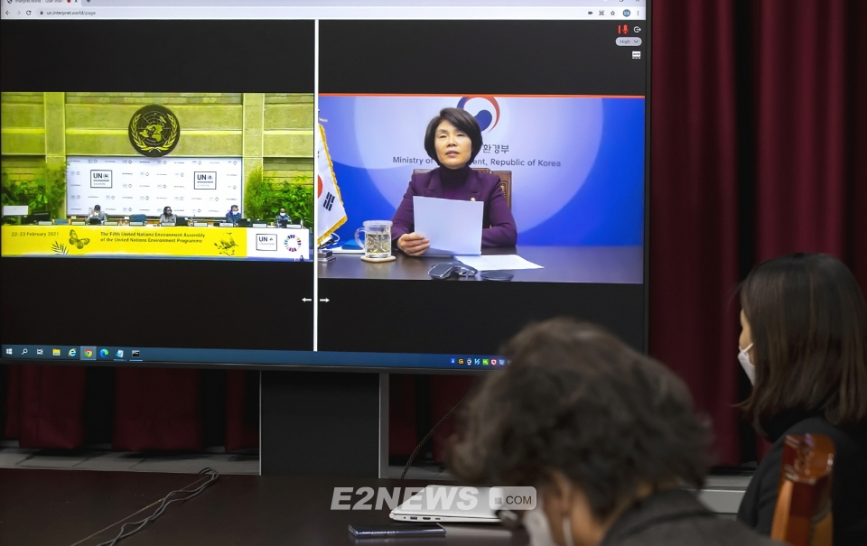 ▲한정애 장관이 유엔환경총회에서 한국의 녹색회복 정책을 소개하고 있다.