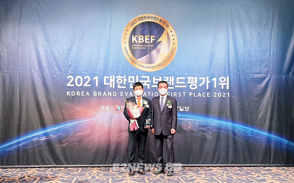 ▲정재헌 대성쎌틱 기획부 팀장이 친환경 브랜드 부문 대한민국 브랜드 평가 1위 기념패를 수상하고 있다.