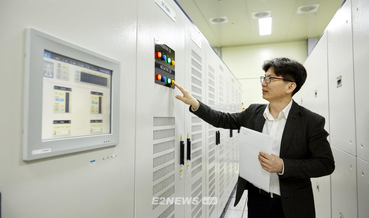 ▲효성중공업 직원이 ESS 전력변환장치(PCS) 패널을 조작하고 있다.