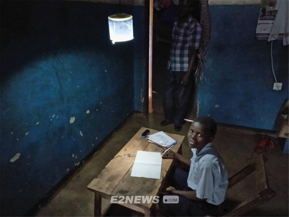 ▲우간다 카물리주 학생이 태양광 랜턴을 켜고 공부를 하고 있다.