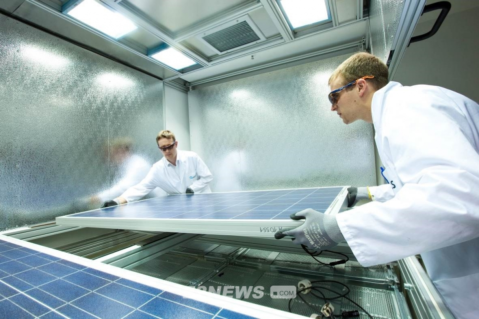 ▲한화큐셀 독일 기술혁신센터 연구원이 태양광모듈 품질테스트를 하고 있다.