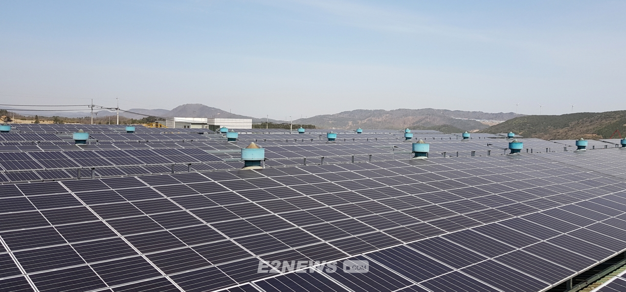 ▲한수원이 대성메탈 경주공장 지붕에 설치한 MW급 태양광