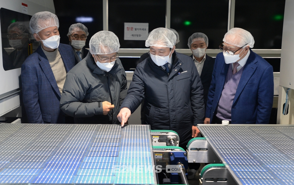 ▲성윤모 산업통상자원부 장관(왼쪽 세번째)이 지난 1월 신성이엔지 김제사업장을 찾은 후 태양광 모듈 제조공정 과정을 둘러보고 있다.