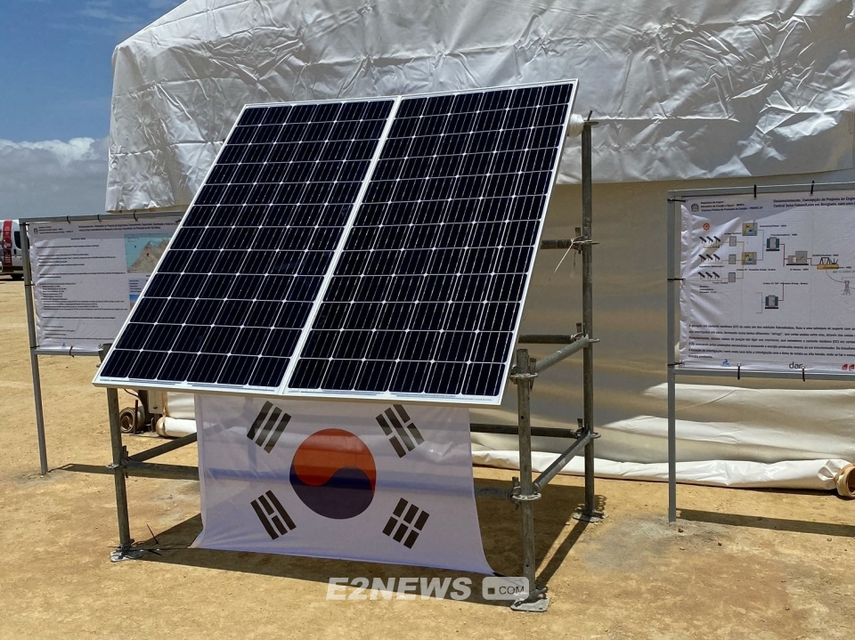 ▲앙골라 태양광 사업행사장에 설치된 한화큐셀 태양광모듈.
