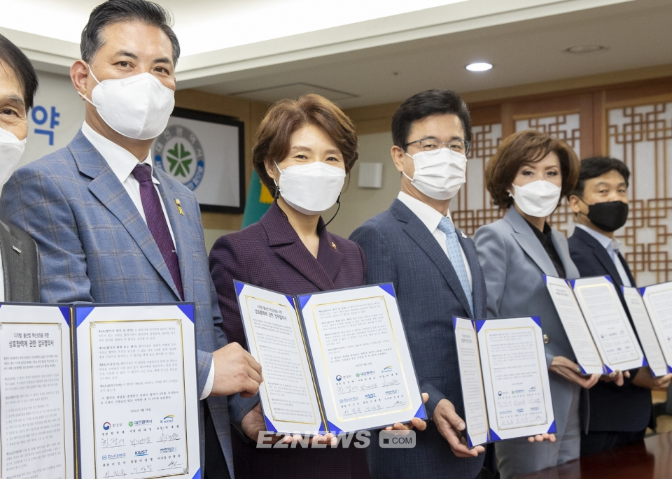 ▲한정애 환경부 장관(왼쪽 3번째)을 비롯한 대전지역 대학 및 연구기관 대표자들이 디지털 물산업 혁신성장을 위한 협약을 체결했다.