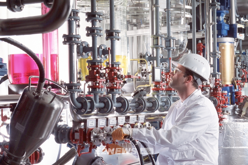 ▲랑세스가 중국 티엔치사와 협력해 내년부터 독일공장에서 리튬이온배터리용 전해액을 생산한다. 사진은 랑세스 생산공장
