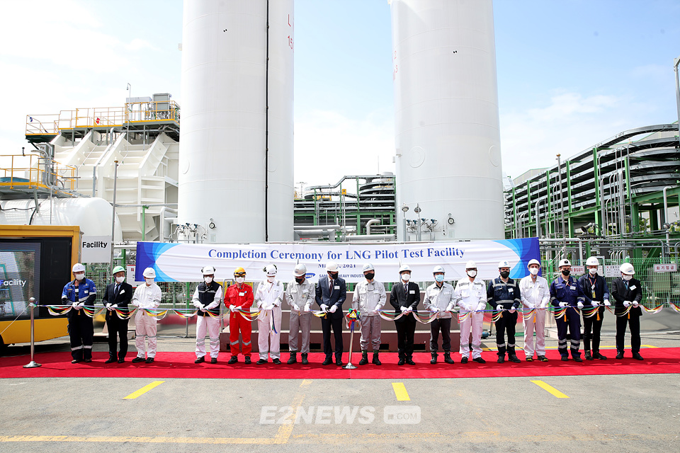 ▲삼성중공업 거제조선소에서 진행된 조선·해양 LNG 통합 실증설비 완공식에서 내외빈들이 테이프커팅을 하고 있다.