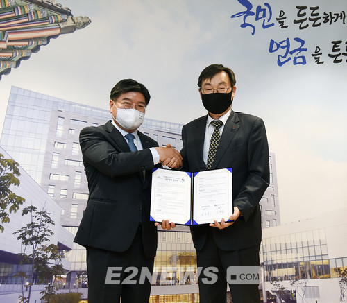 ▲임해종 가스안전공사 사장(오른쪽)과 김용진 국민연금공단 이사장이 업무협약을 체결한 후 협력을 다짐하고 있다.