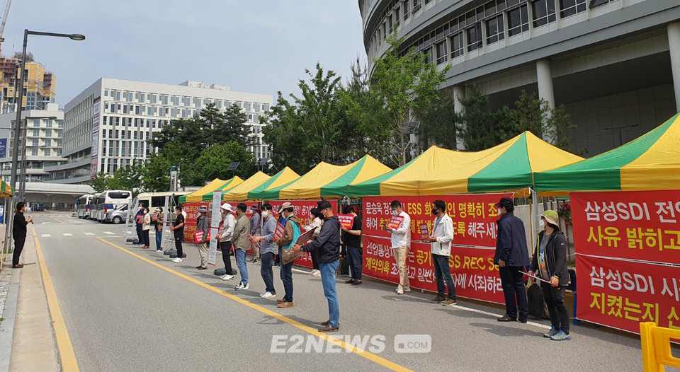 ▲태양광ESS사업자들의 단체인 한국ESS협회 회원사 관계자들이 24일 세종시 산업통상자원부 청사 앞에서 정부 규탄집회를 열고 있다.