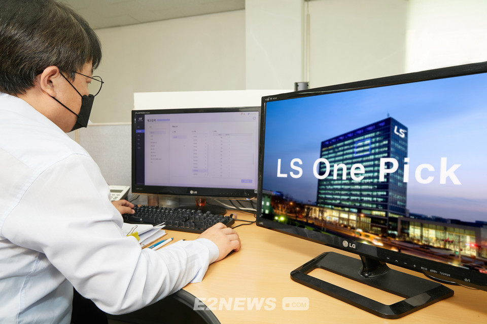 ▲LS전선 케이블 유통점 직원이 온라인 원픽(One Pick) 시스템을 통해 사무실에서 전선 재고를 확인하고 있다.