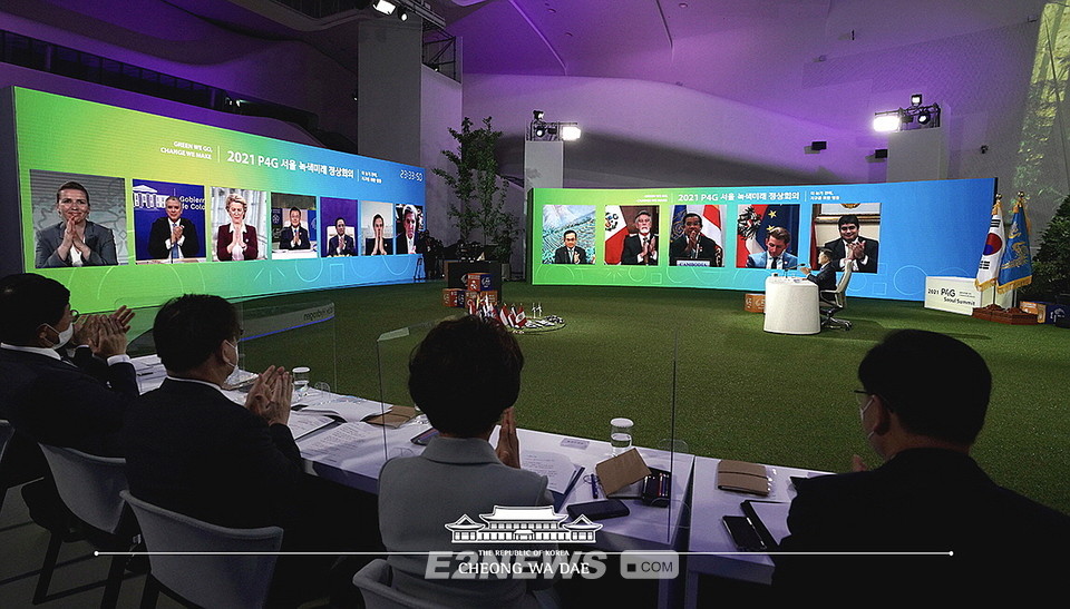 ▲문재인 대통령이 주요국가 지도자들과 화상으로 P4G 서울정상회의를 주재하고 있다.