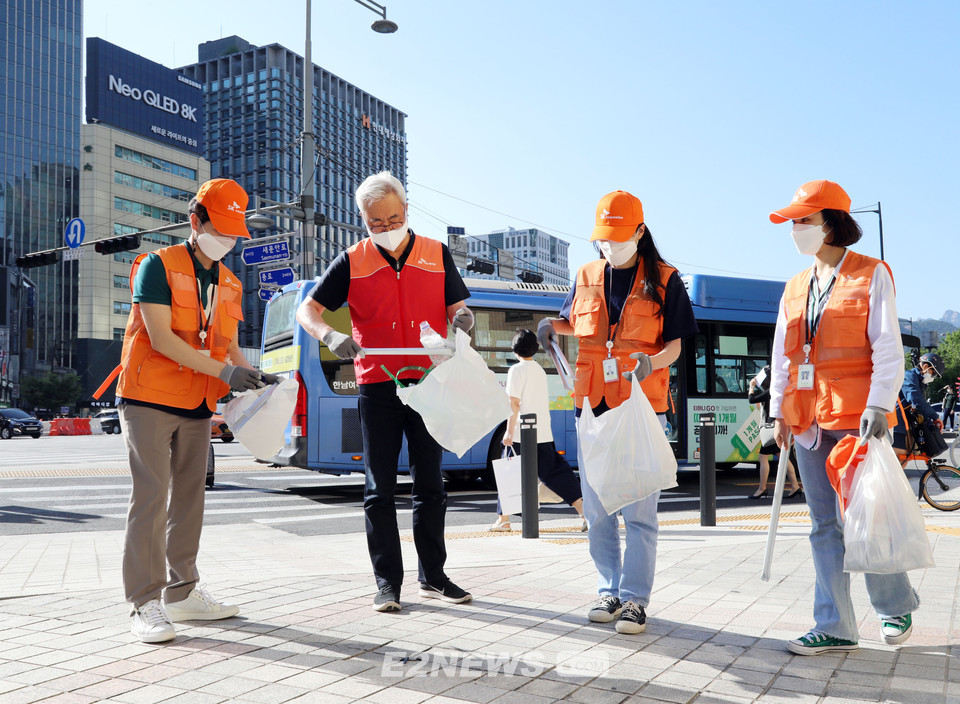 ▲김준 SK이노 사장(왼쪽 두번째)이 서울 종로구 광화문 일대에서 구성원들과 함께 친환경 캠페인 ‘산해진미 플로깅’을 실천하고 있다.