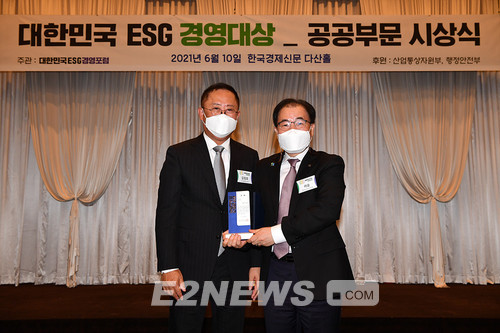 ▲이승 가스공사 경영관리부사장(오른쪽)이 대한민국 ESG 경영대상 우수기관상을 수상하고 있다.