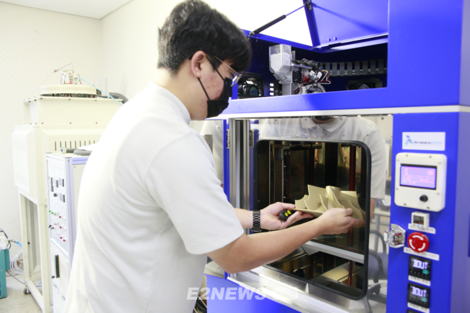 ▲산기대가 개발한 플라스틱 펠렛 산업용 3D프린터를 운용하고 있다.