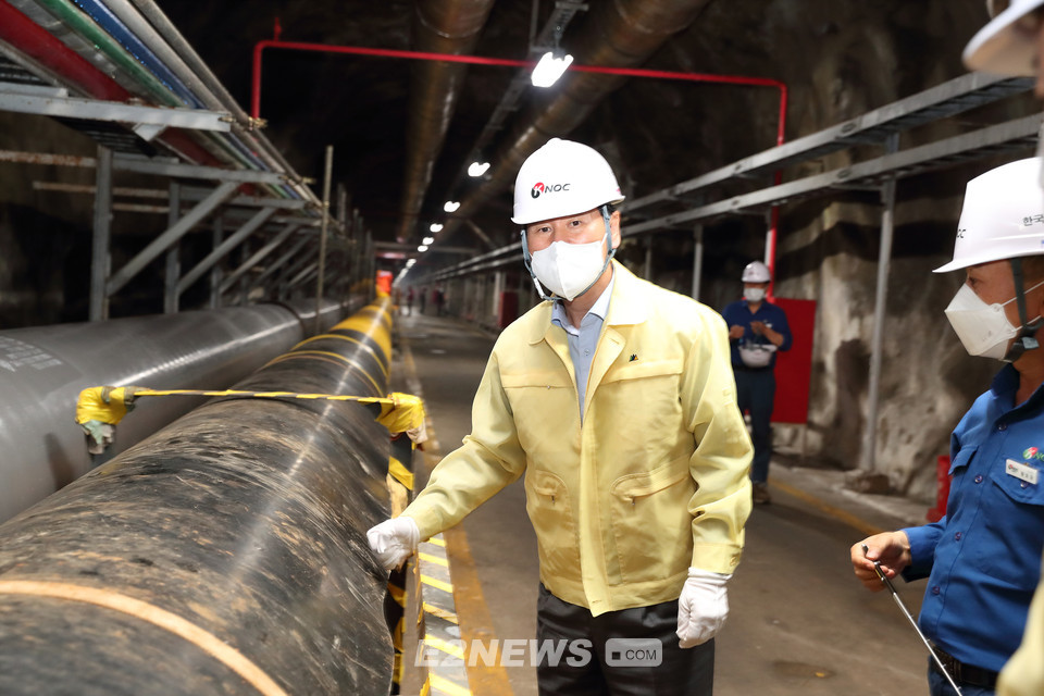 ▲김동섭 석유공사 사장이 여수 비축기지 지하시설을 점검하고 있다.
