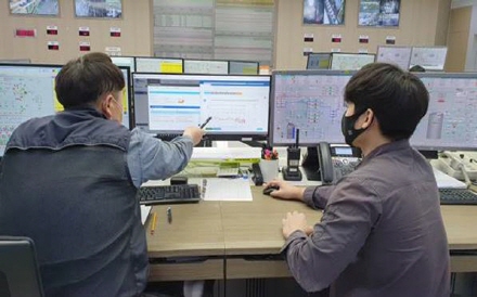 ▲나래에너지서비스 직원들이 위례열병합에 설치된 경보-진단시스템을 확인하고 있다.
