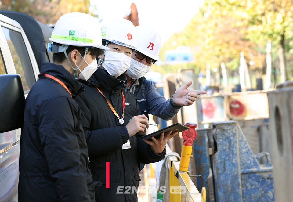 ▲한난 직원이 열수송관 건설현장을 점검하는 모습.