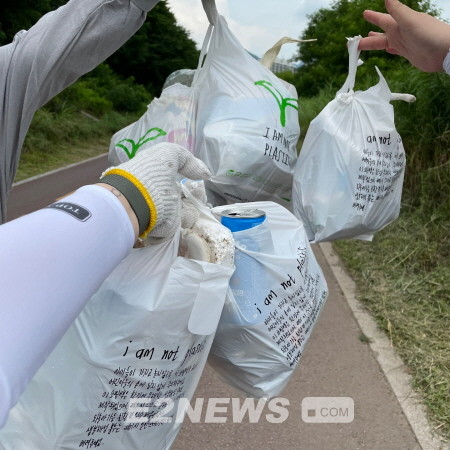 ▲GS파워의 언택트 플로깅 캠페인 참가자들이 주은 쓰레기를 들어보이고 있다.