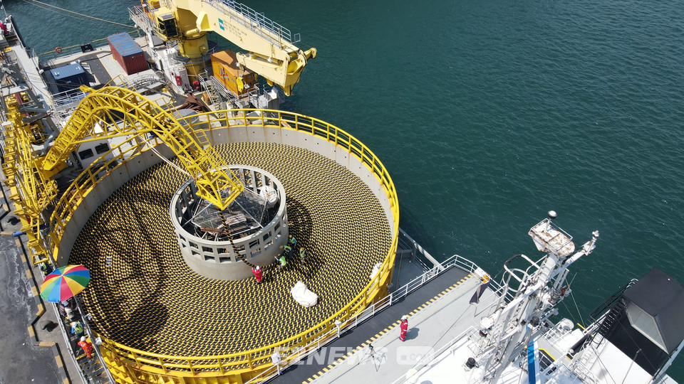 ▲LS전선이 해저케이블 공장과 접한 동해항에서 생산된 케이블을 선적하고 있다.