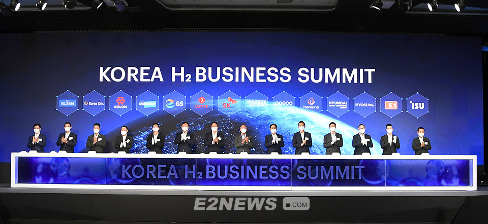 ▲Korea H2 Business Summit 회원사 대표들이 9일 고양시 킨텍스에서 열린 총회를 마친 뒤 기념촬영하며 지속성장을 다짐하고 있다.