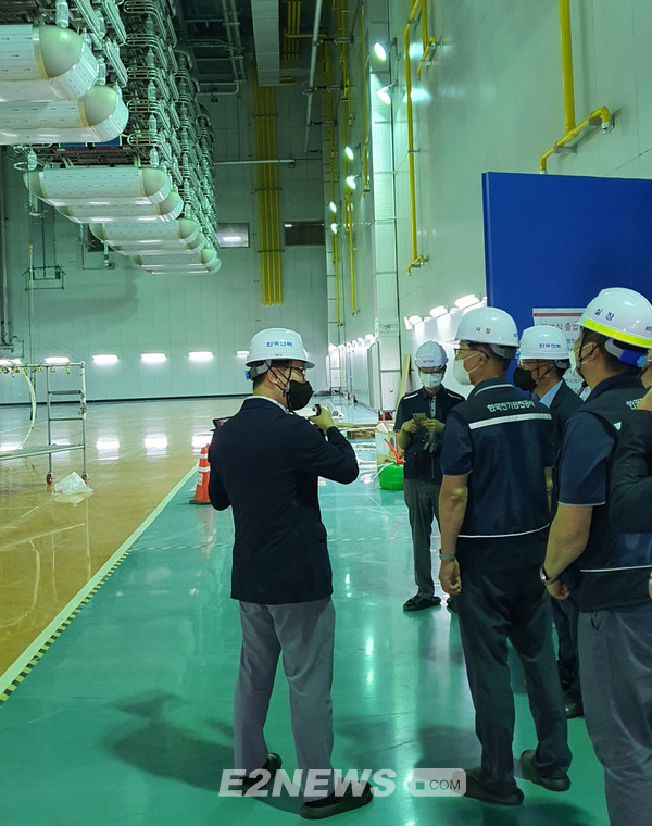 ▲박지현 전기안전공사 사장(오른쪽 두번째)이 북당진 HVDC 변환소 내부에서 한전 중부건설본부장의 설명을 듣고 있다.