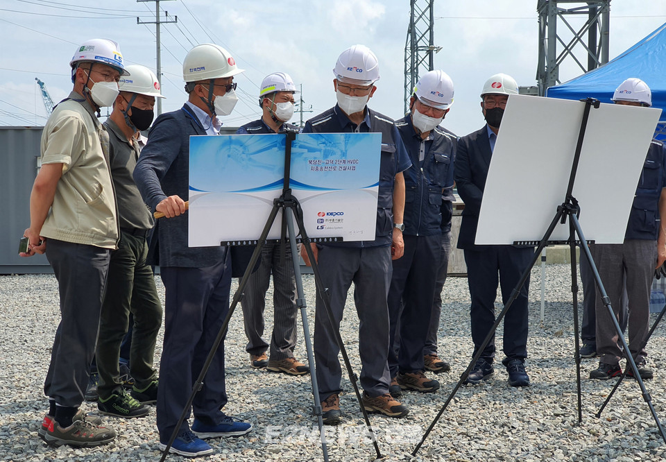 ▲박지현 사장(좌측 다섯번째)이 HVDC 변환설비에 관한 설명을 듣고 있다.