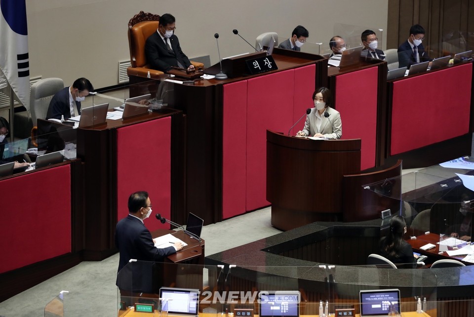 ▲이소영 더불어민주당 의원(단상 오른쪽)이 김부겸 국무총리에게 조속한 탈석탄 시점 결정을 촉구하고 있다.