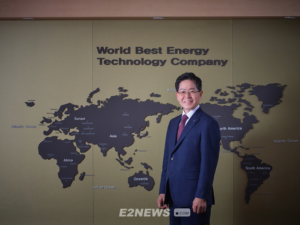 ▲조용돈 사장이 ESG 기술경영을 통해 ‘세계 일류 에너지 기술기업’으로 자리매김하겠다는 의지를 밝히며 포즈를 취했다.