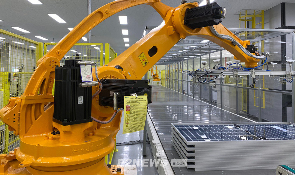 ▲SDPV 강진공장 자동화로봇이 양면수광형 태양광모듈 생산공정에서 작업하고 있다.