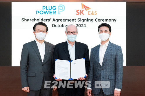 ▲추형욱 SK E&S 대표이사 사장과 앤드류 J. 마시 플러그 파워 CEO가 체결한 협약서를 보이며 협력을 다짐하고 있다.