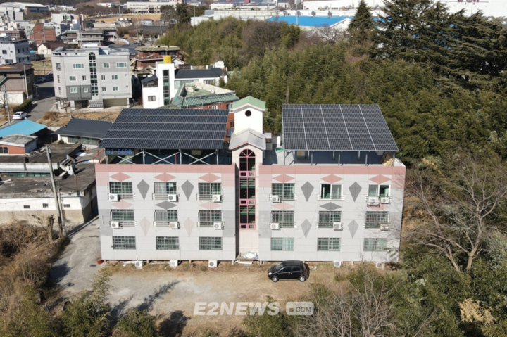 ▲에이치에너지 '제1차 경북우리집RE100' 사업을 통해 건물 옥상에 설치된 태양광설비